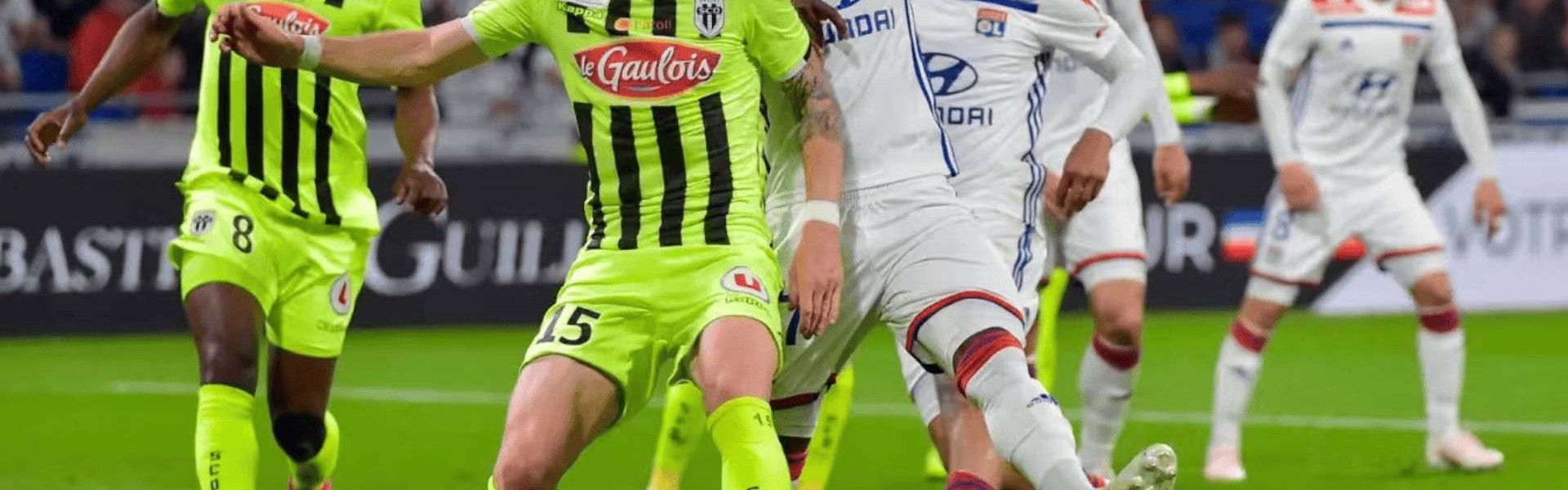 法甲焦点战：梅斯 VS 里昂，左路防线仅剩独苗！七连胜里昂的欧冠征途今夜遭遇最大危机？