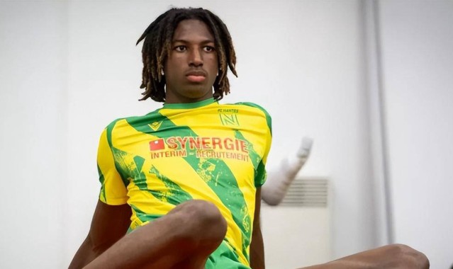 17岁法甲天才中卫成瞩目焦点，巴萨竞争激烈