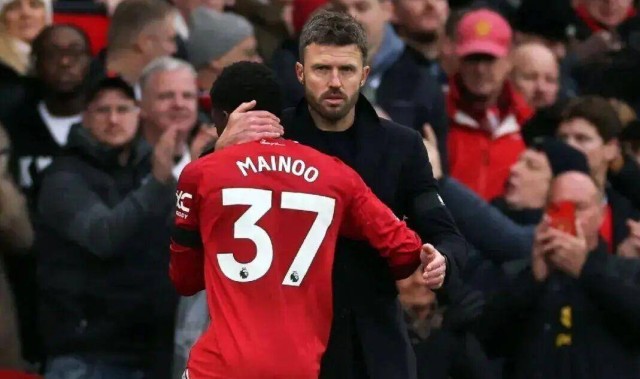 曼联拒绝为26岁中场砸1亿，这背后藏着拉爵怎样的引援底牌