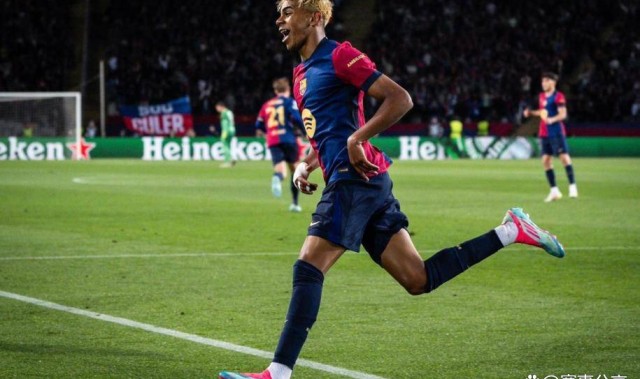 亚马尔超越姆巴佩创欧冠新史，巴萨2-1翻盘直通欧冠16强