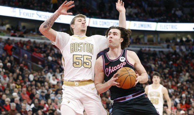 布朗空砍33+8赫尔特三分绝杀 公牛险胜绿军迎4连胜